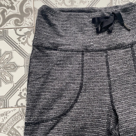 VGUC lululemon size 6 (unable to find size dot). - Picture 2 of 3